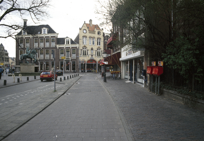 117741 Gezicht op het fietspad langs het Janskerkhof te Utrecht, ter hoogte van de hoek met de Korte Jansstraat ...